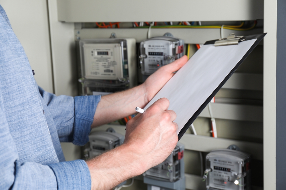 technician-with-clipboard